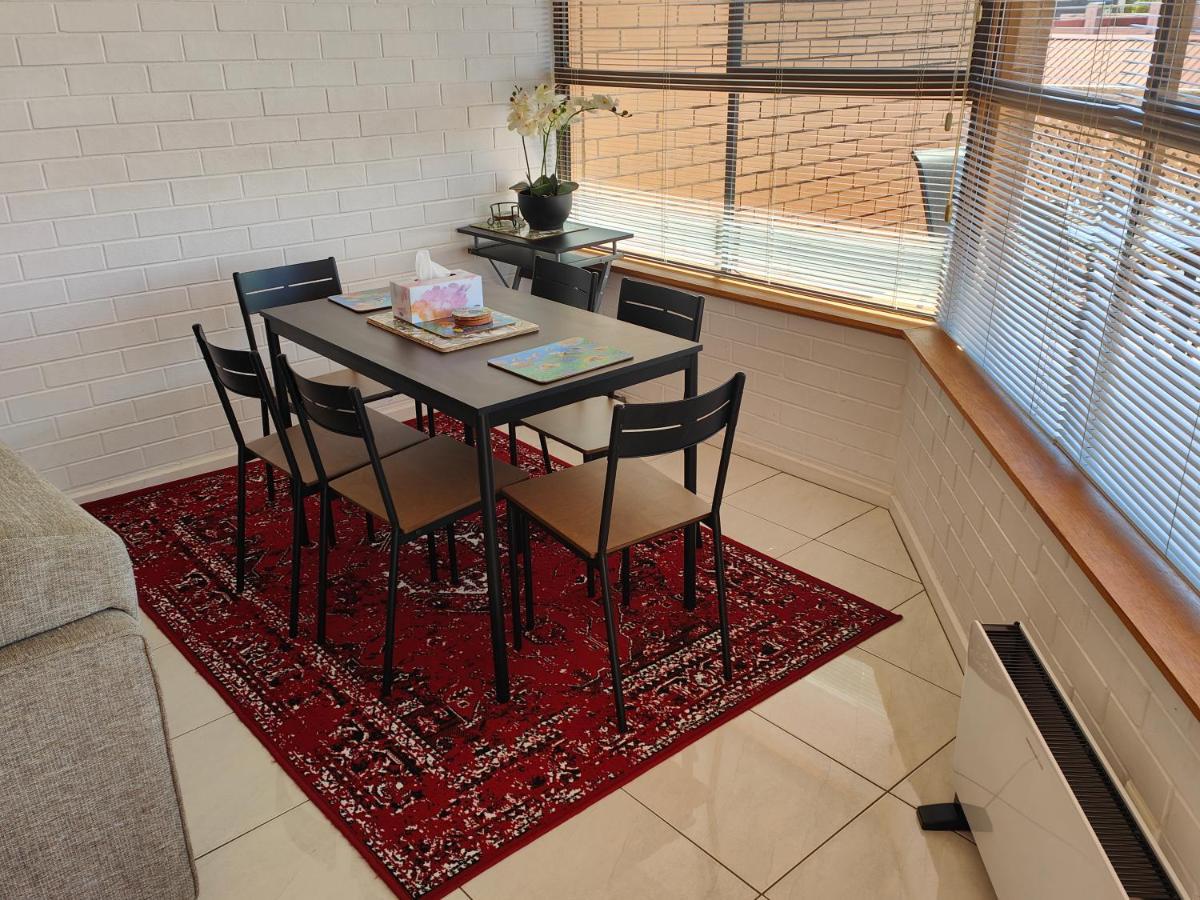 Short #07 - Sleeps 6 *